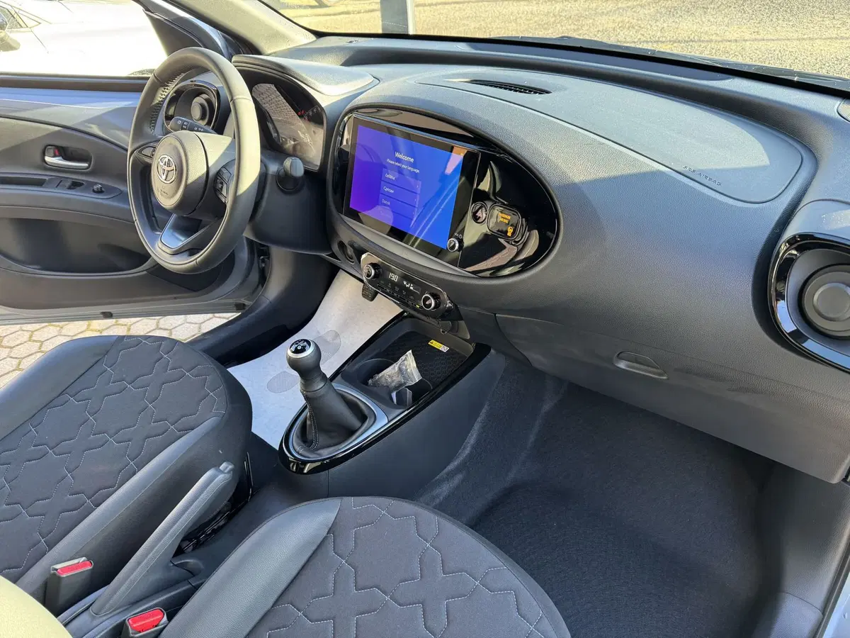 Toyota Aygo X nuova a Como (5)