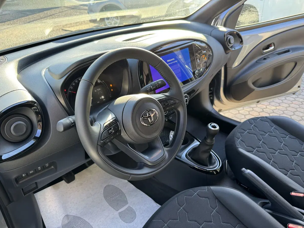 Toyota Aygo X nuova a Como (9)