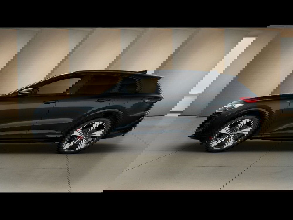 Audi Q5 Sportback nuova a Livorno (2)