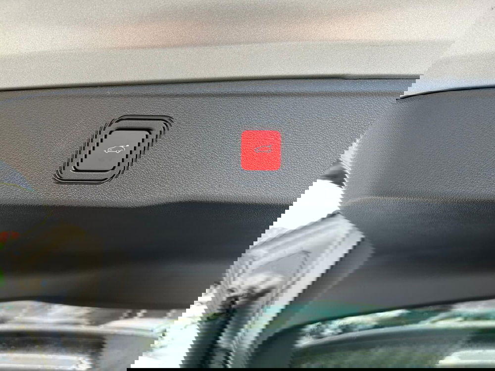 Jeep Avenger nuova a Salerno (15)