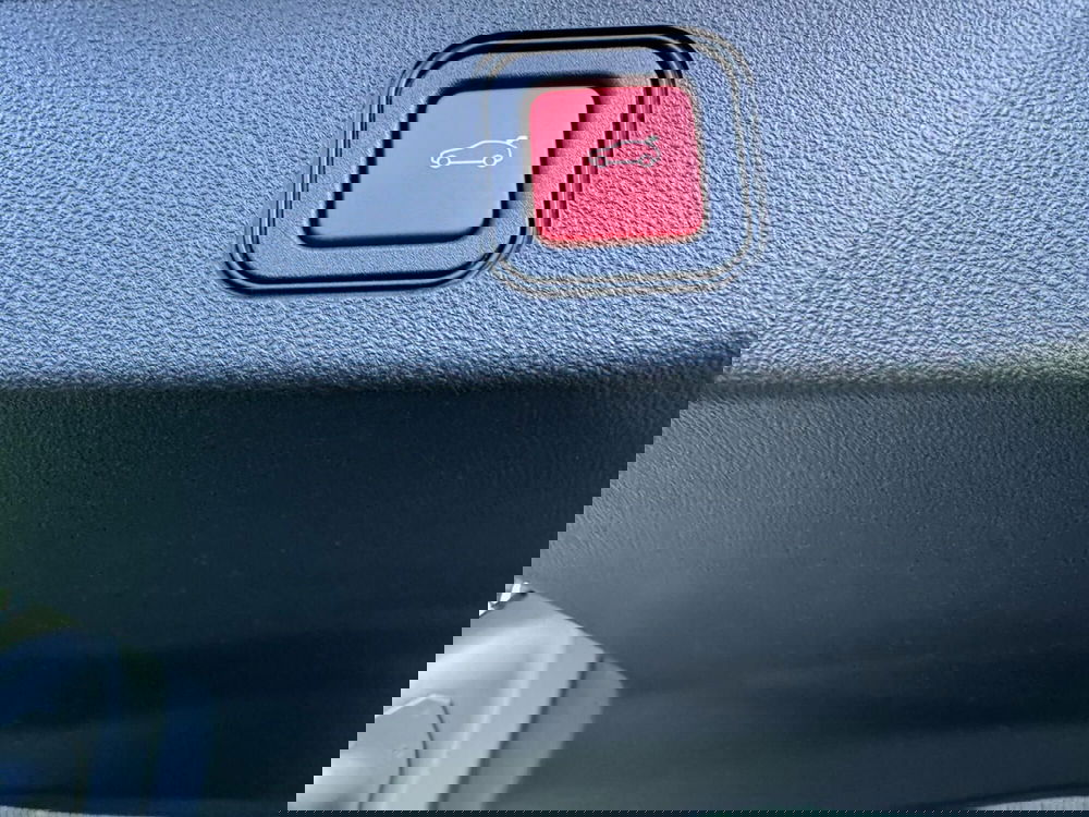 Jeep Avenger nuova a Salerno (15)