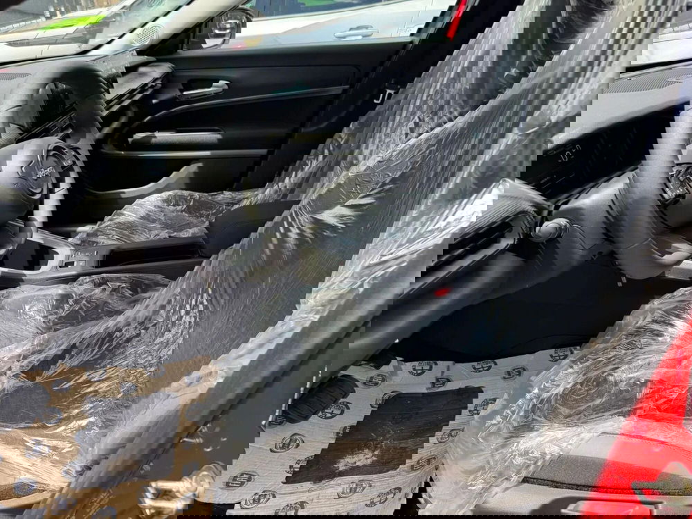 Jeep Avenger nuova a Salerno (6)