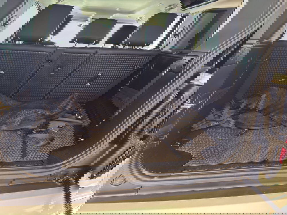 Land Rover Defender usata a Latina (12)