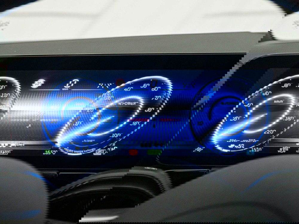 Mercedes-Benz EQA nuova a Macerata (14)