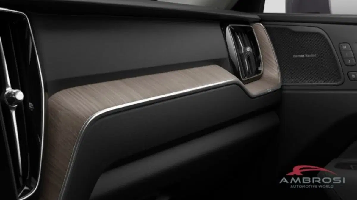 Volvo XC60 nuova a Perugia (2)