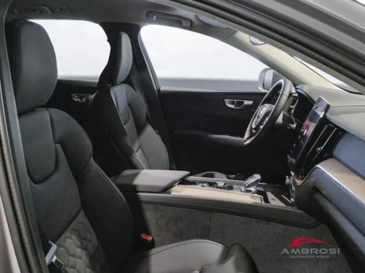 Volvo XC60 nuova a Perugia (10)
