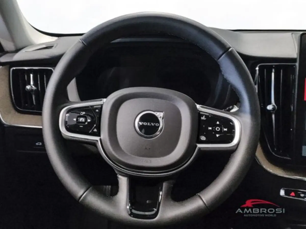 Volvo XC60 nuova a Perugia (11)