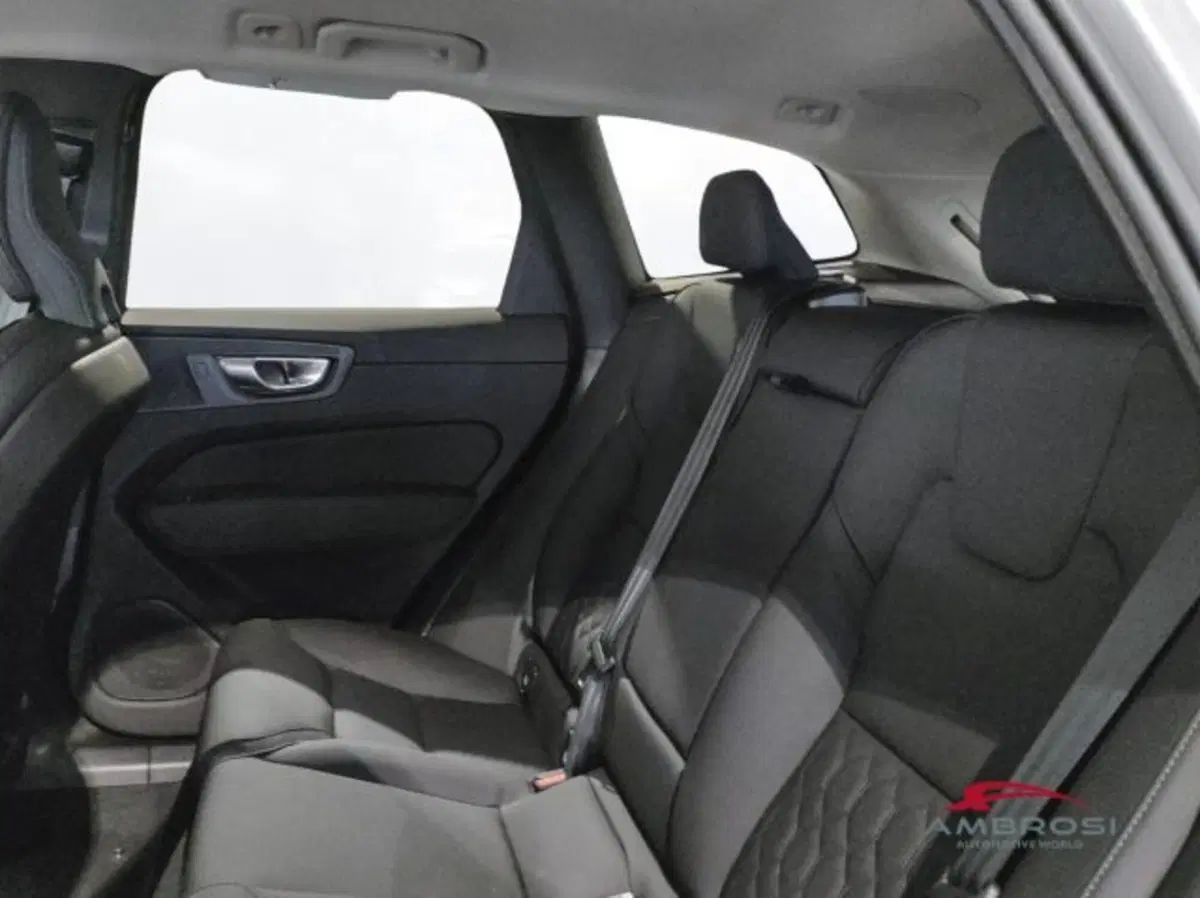 Volvo XC60 nuova a Perugia (9)