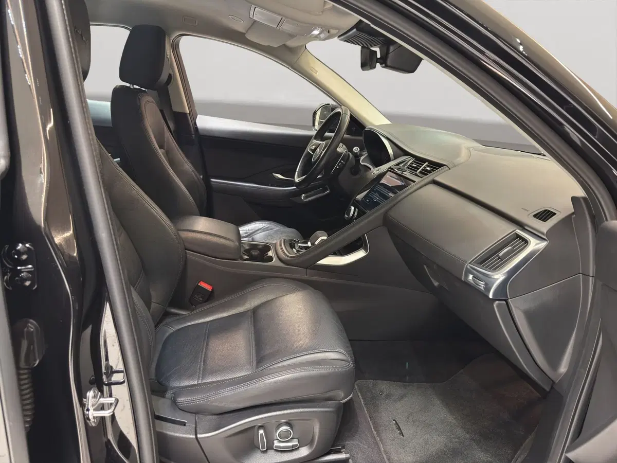 Jaguar E-Pace usata a Latina (3)