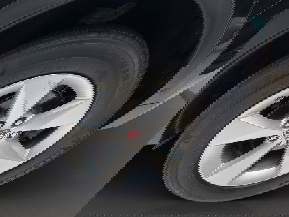 Jaguar E-Pace usata a Latina (9)