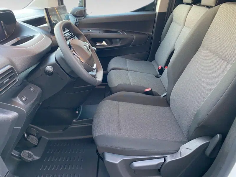 Peugeot Partner Furgone nuova a Torino (7)