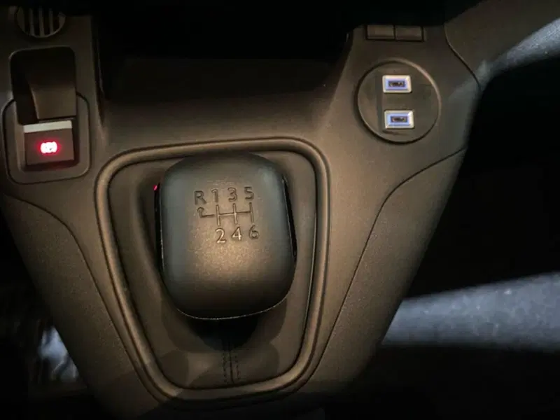 Peugeot Partner Furgone nuova a Torino (11)