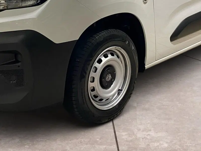 Peugeot Partner Furgone nuova a Torino (15)