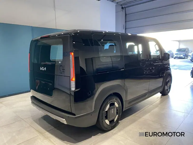 Kia PV5 nuova a Bari (9)