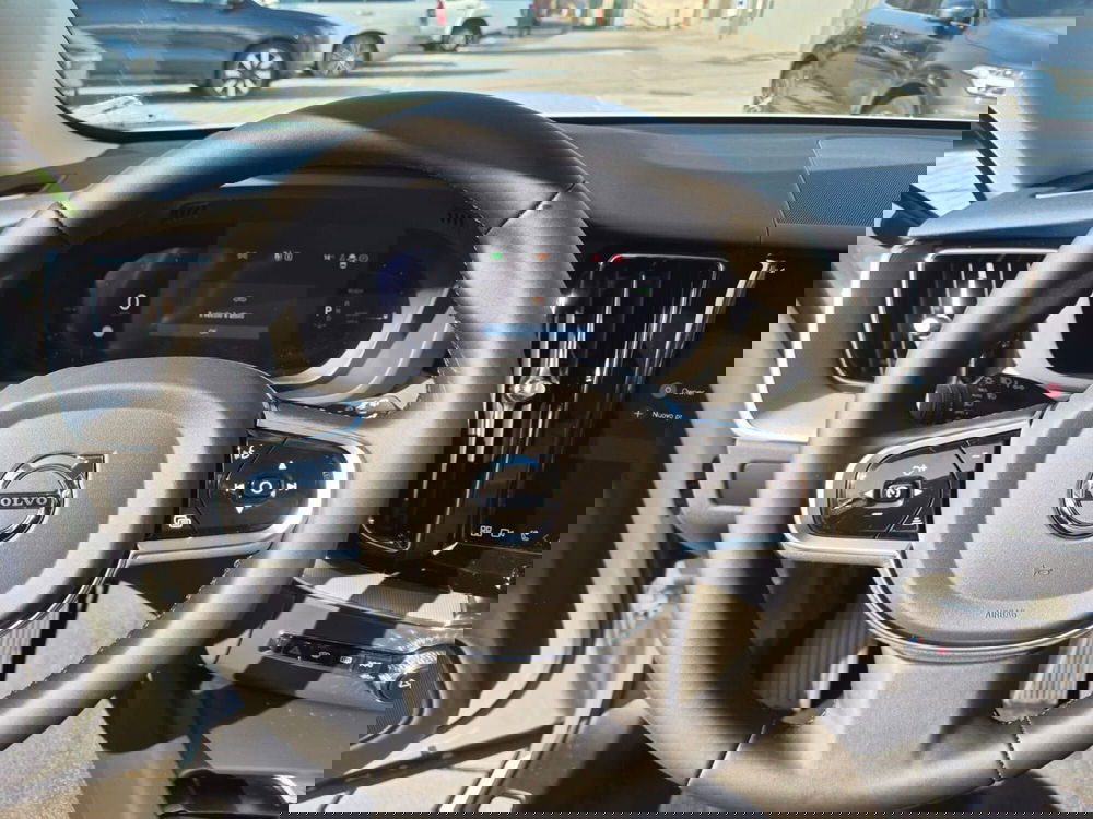 Volvo XC60 nuova a Como (14)