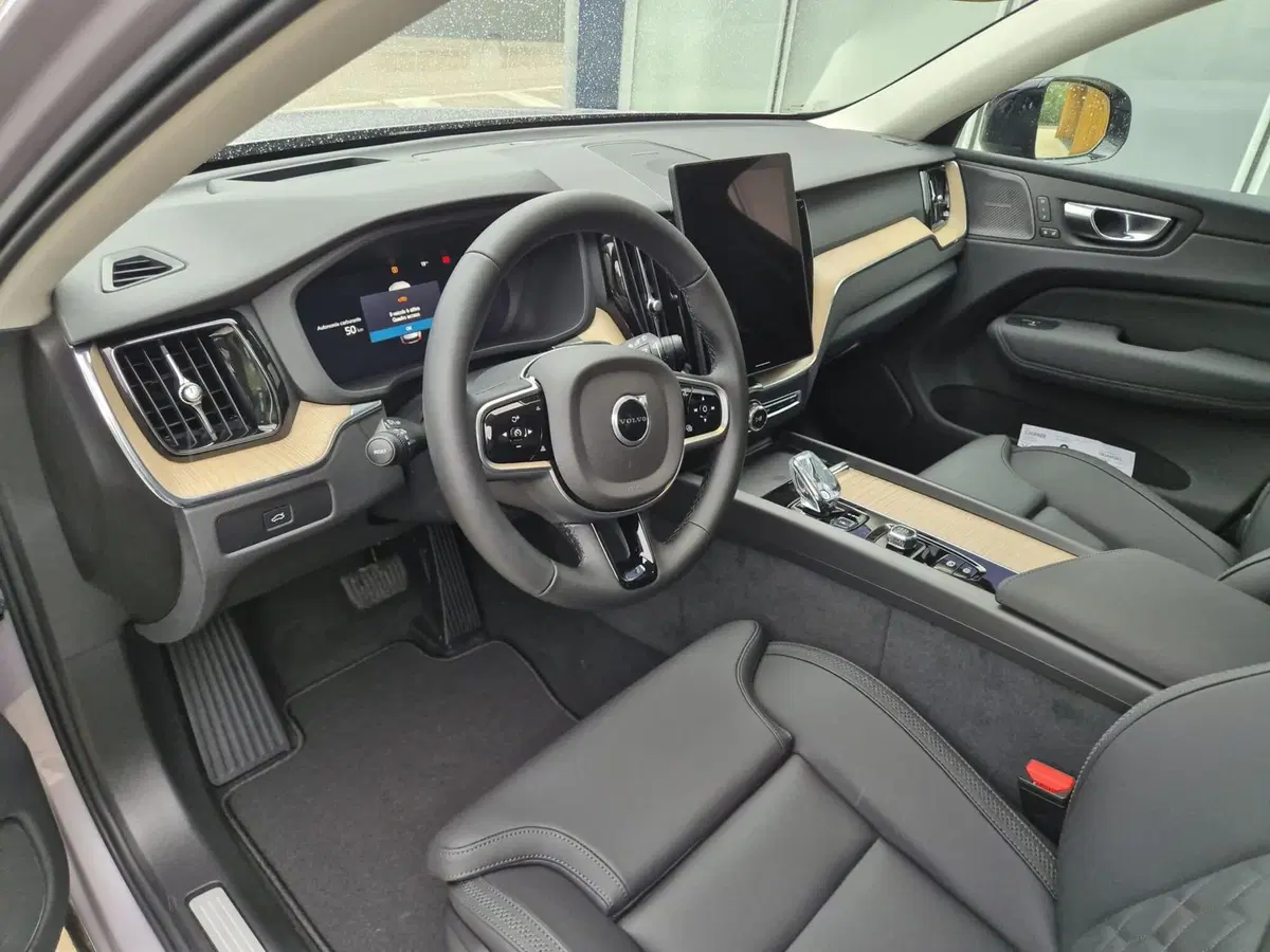 Volvo XC60 nuova a Como (6)