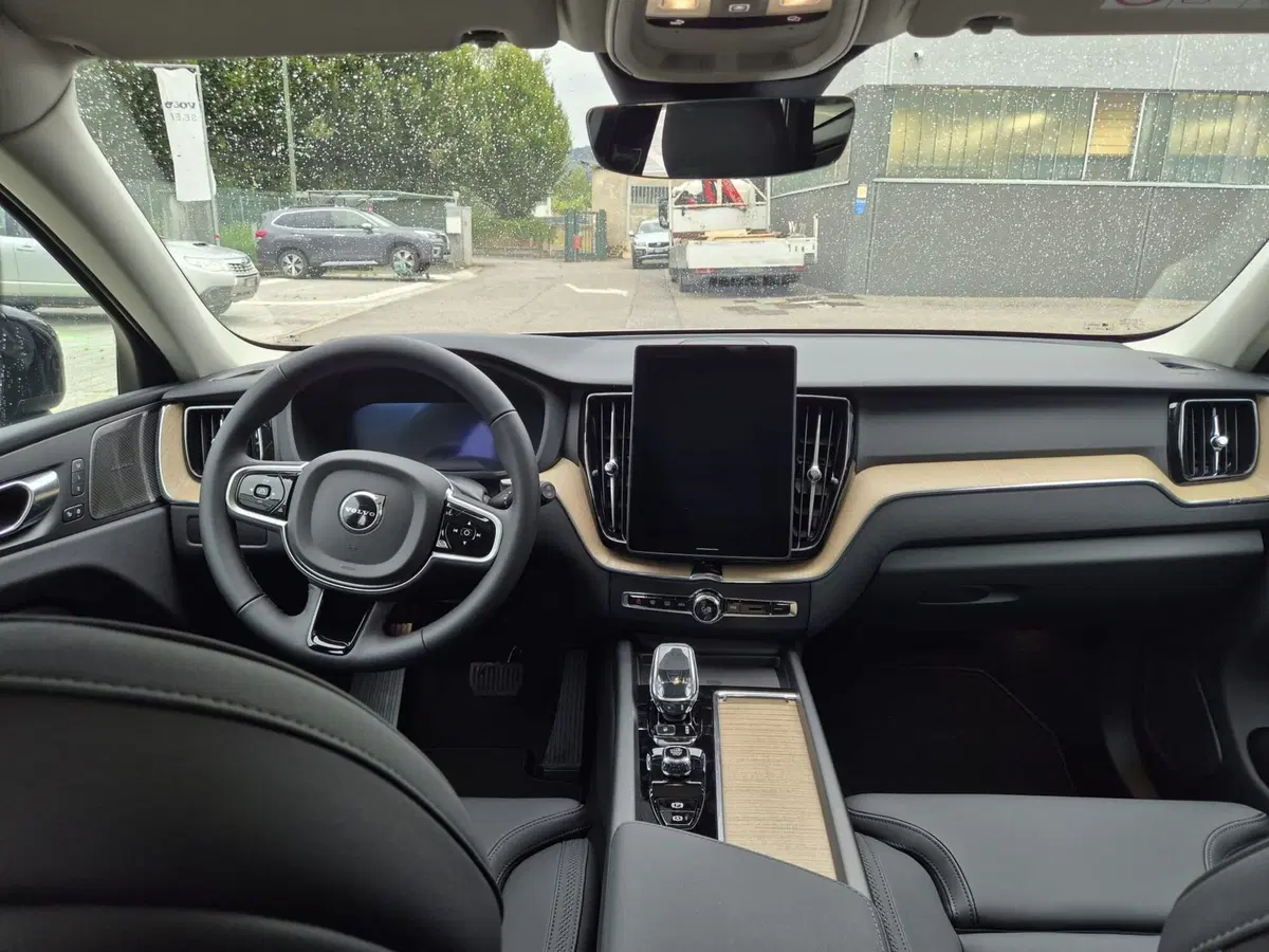 Volvo XC60 nuova a Como (7)