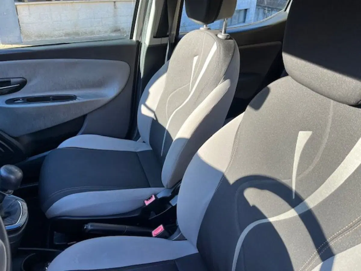 Lancia Ypsilon usata a Brescia (13)