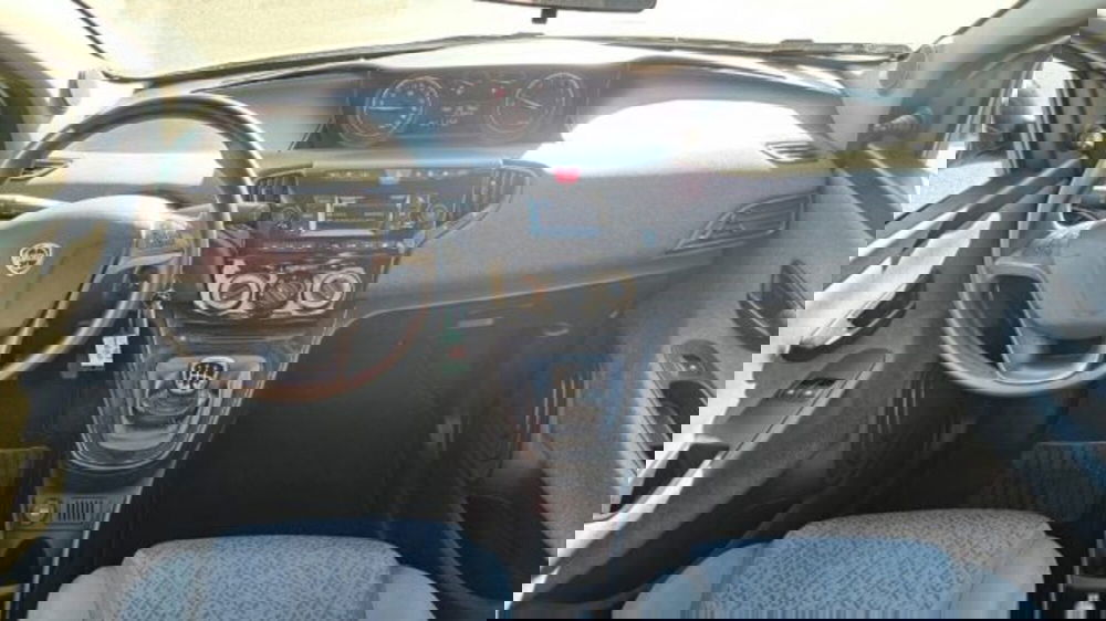 Lancia Ypsilon usata a Lucca (12)