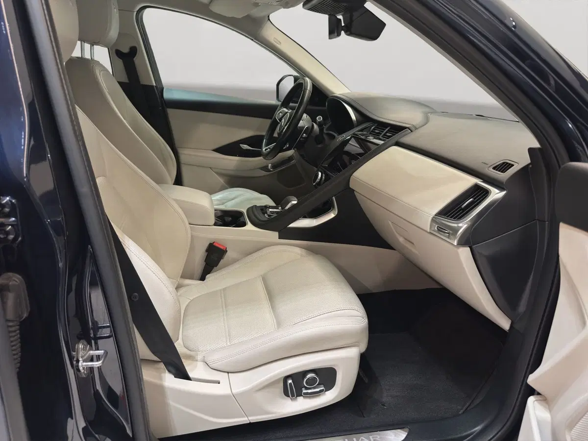 Jaguar E-Pace usata a Latina (3)