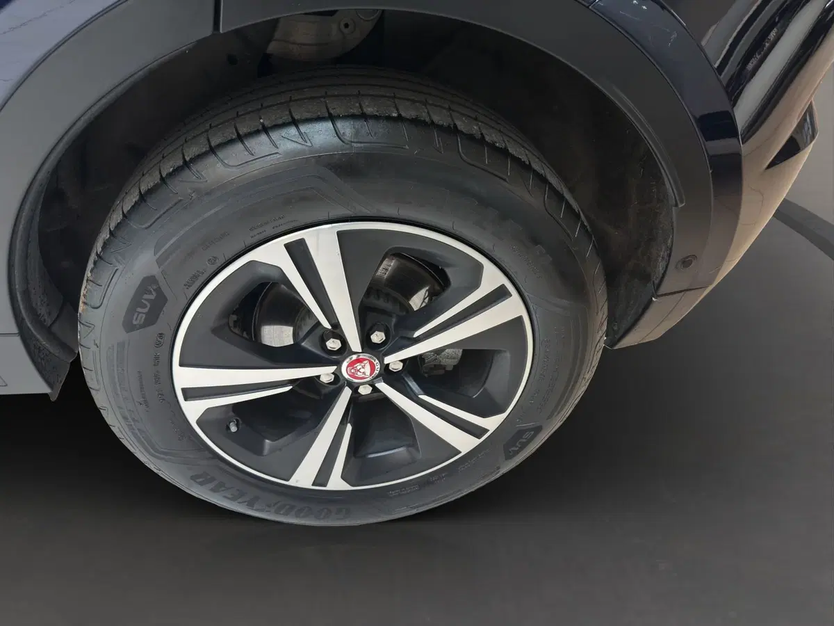 Jaguar E-Pace usata a Latina (9)