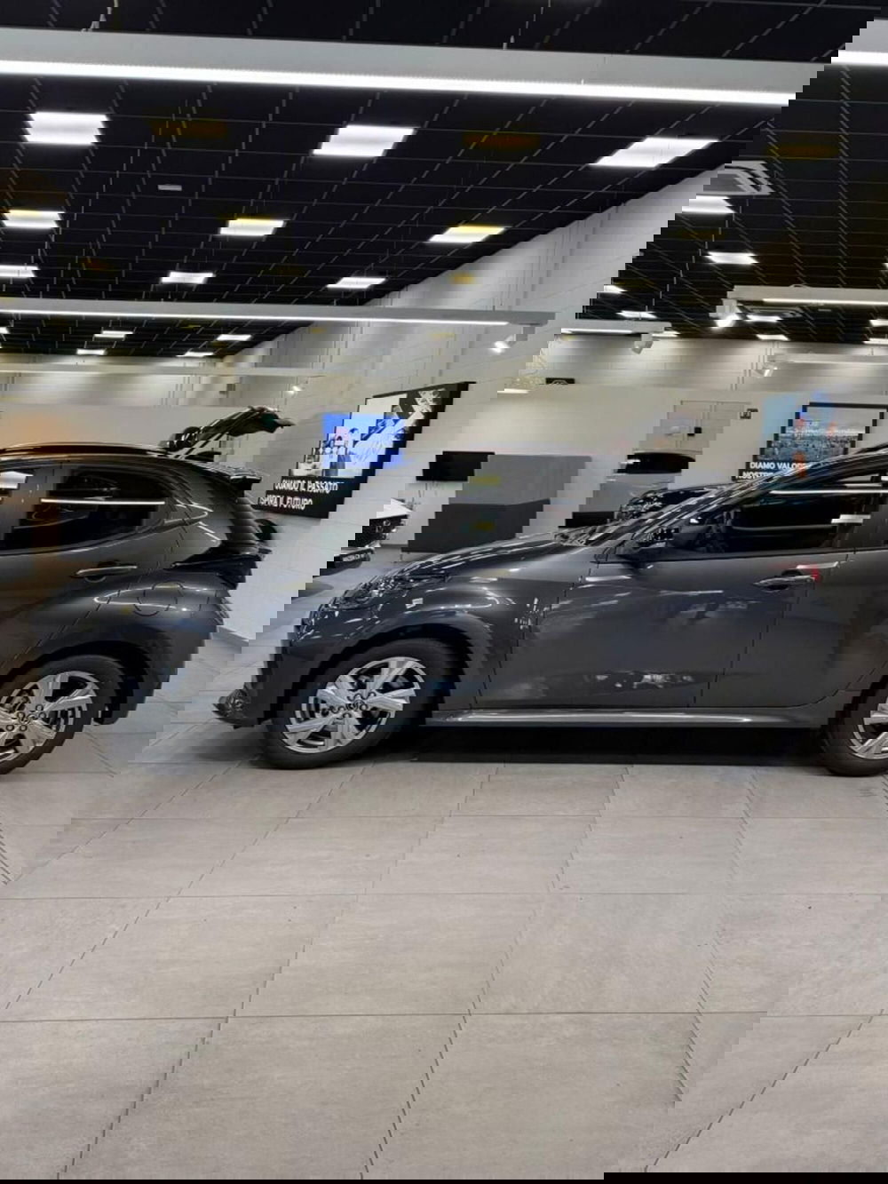 Mazda Mazda2 Hybrid nuova a Como (5)