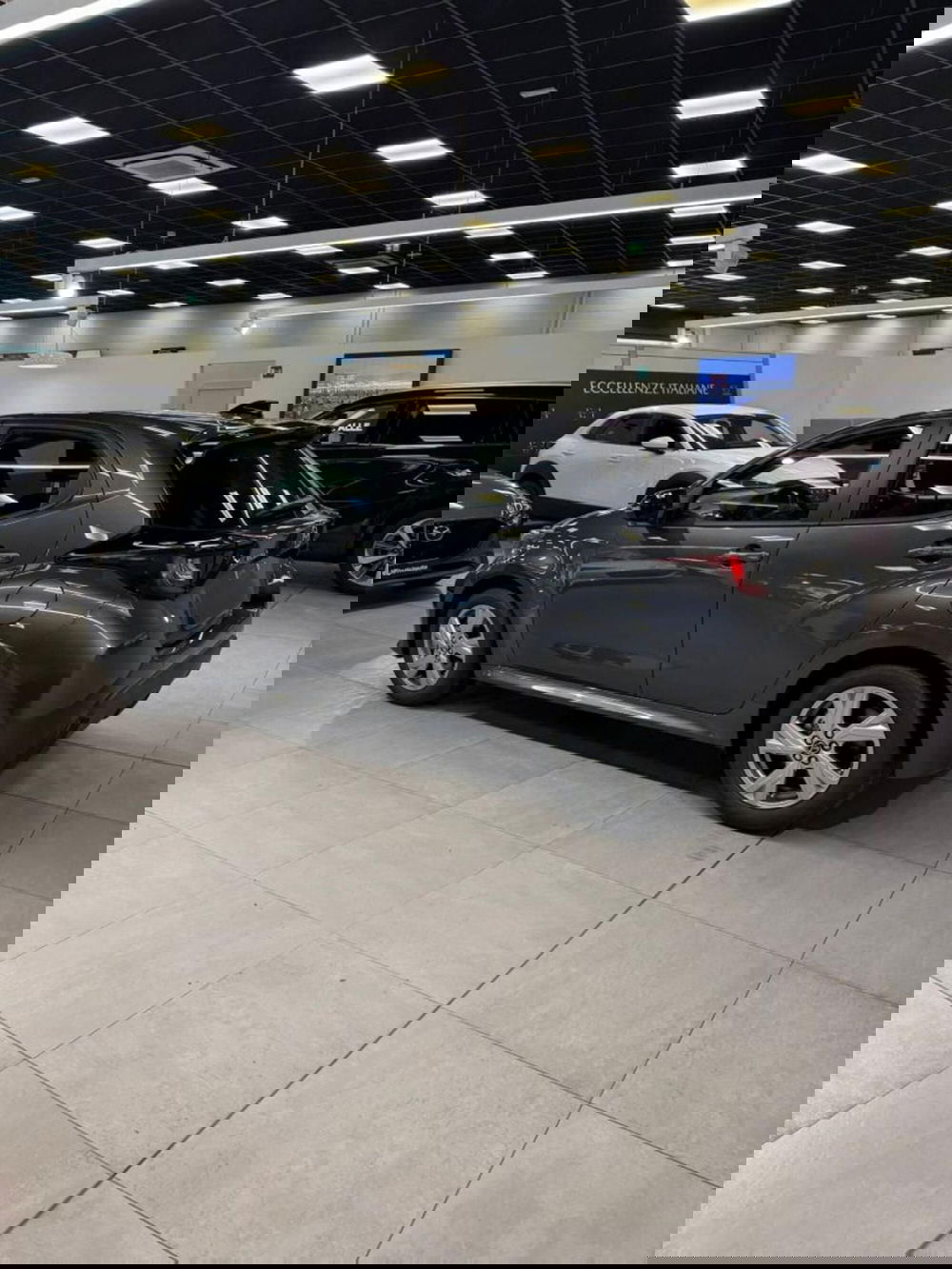 Mazda Mazda2 Hybrid nuova a Como (8)