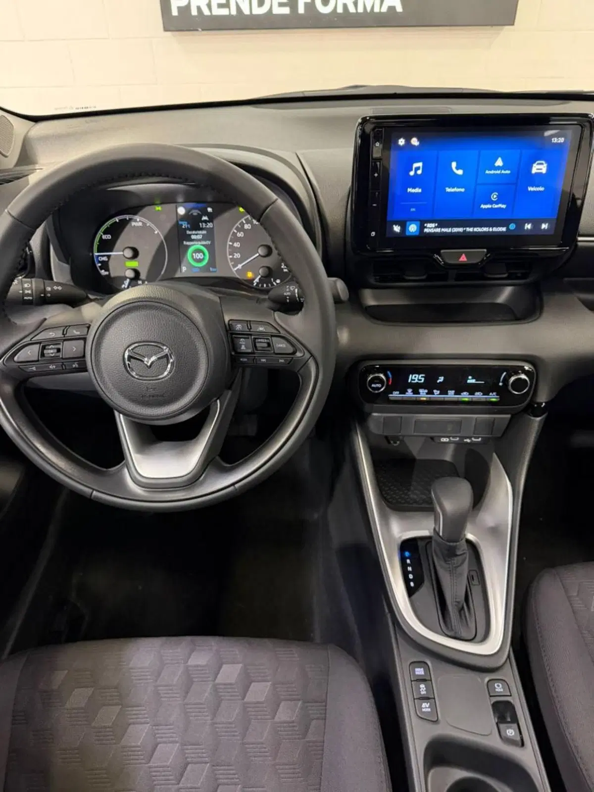 Mazda Mazda2 Hybrid nuova a Como (9)