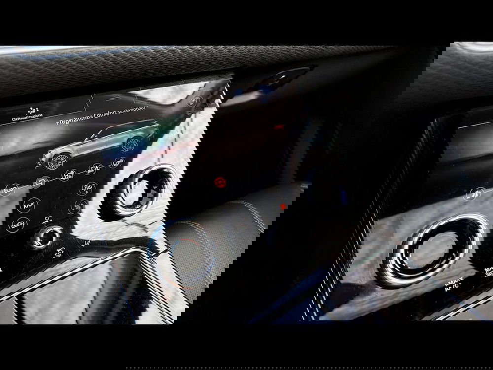 Land Rover Range Rover Velar usata a Varese (11)