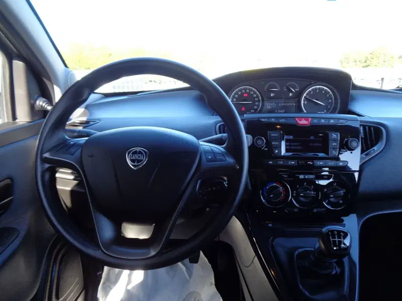 Lancia Ypsilon usata a Belluno (12)