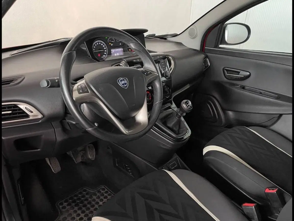 Lancia Ypsilon usata a Torino (10)