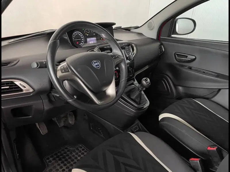 Lancia Ypsilon usata a Torino (10)