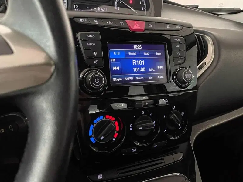 Lancia Ypsilon usata a Torino (8)