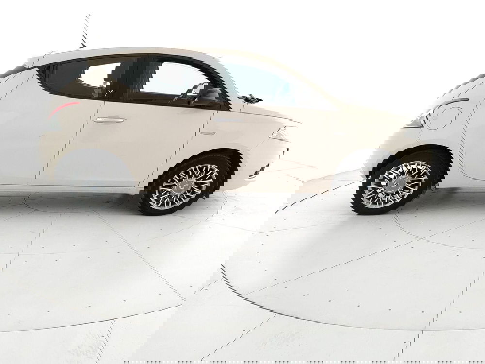 Lancia Ypsilon usata a Caserta (4)