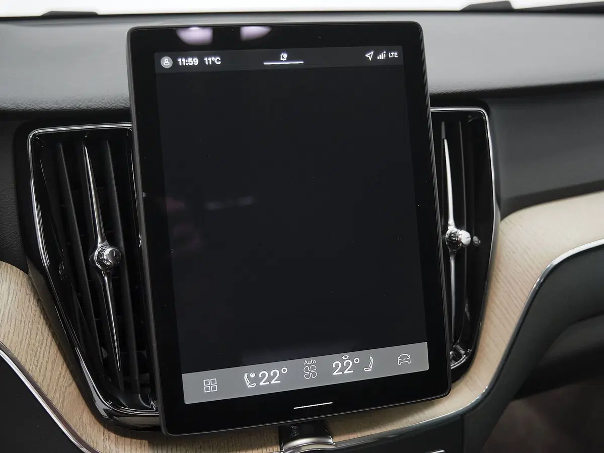 Volvo XC60 nuova a Prato (13)