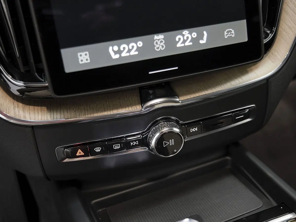 Volvo XC60 nuova a Prato (14)
