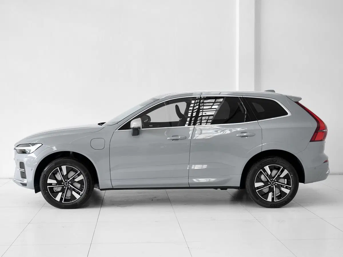 Volvo XC60 nuova a Prato (3)