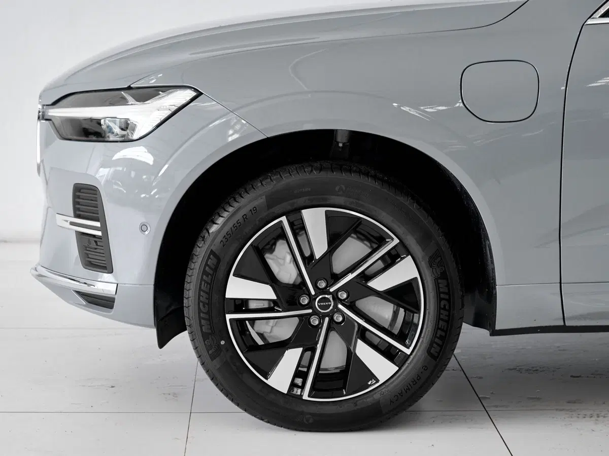 Volvo XC60 nuova a Prato (4)