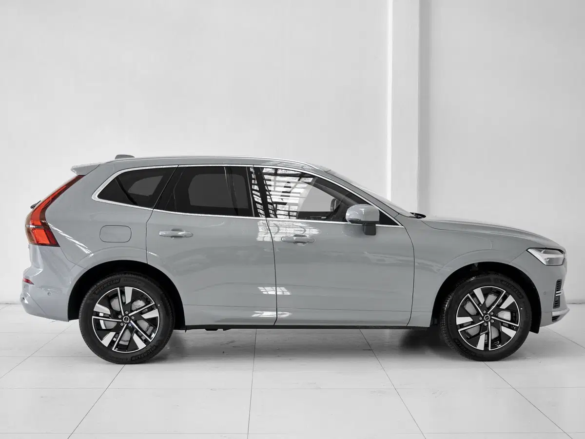 Volvo XC60 nuova a Prato (7)