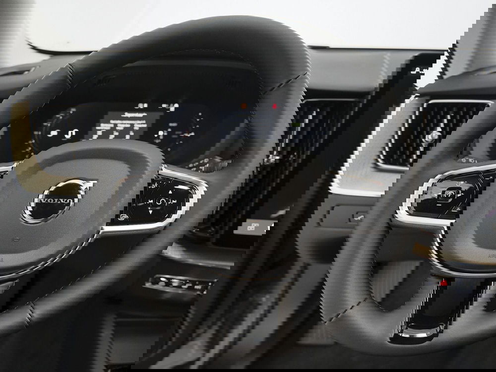 Volvo XC60 nuova a Prato (9)