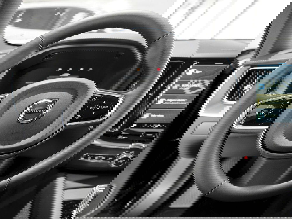 Volvo XC60 nuova a Prato (6)