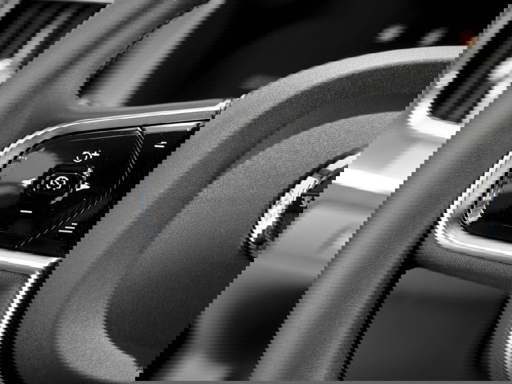 Volvo XC60 nuova a Prato (7)