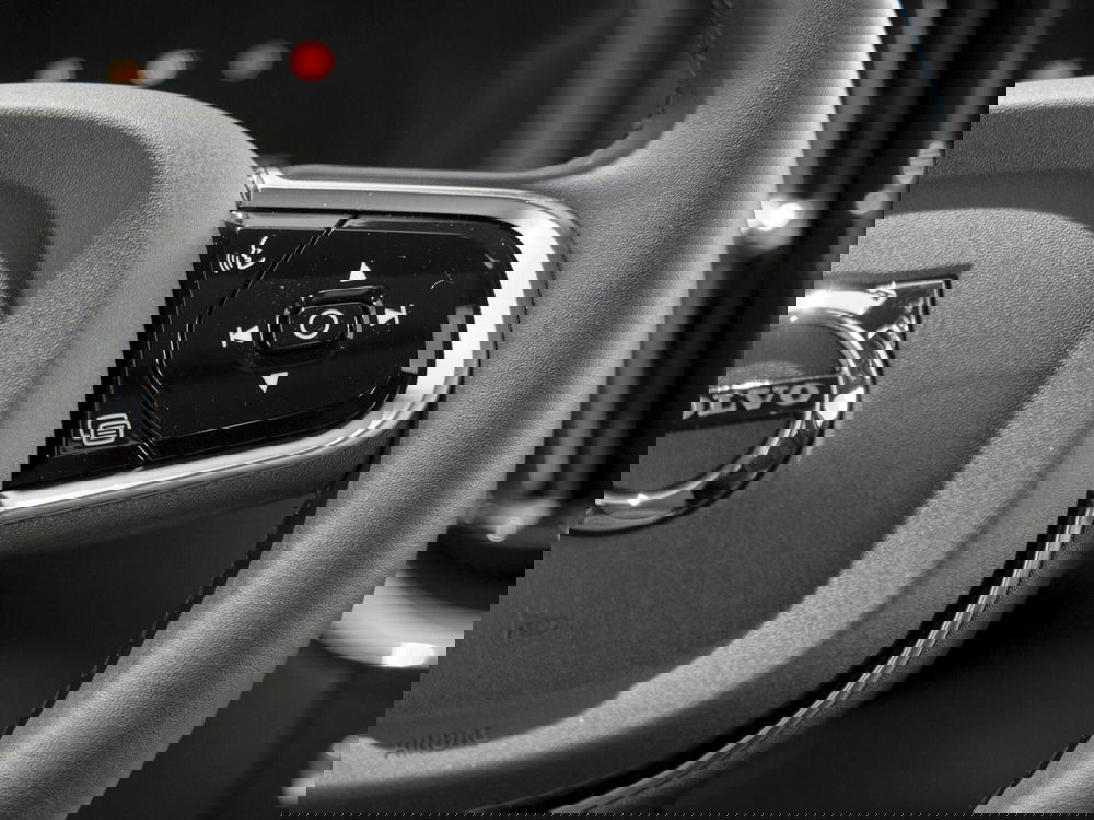 Volvo XC60 nuova a Prato (8)