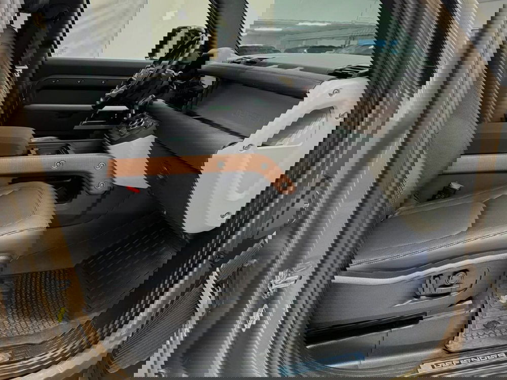 Land Rover Defender usata a Savona (3)