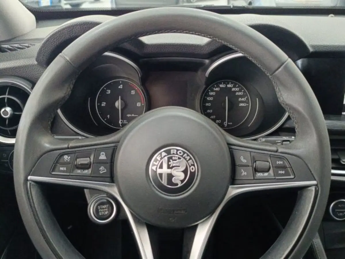 Alfa Romeo Stelvio usata a Catania (18)