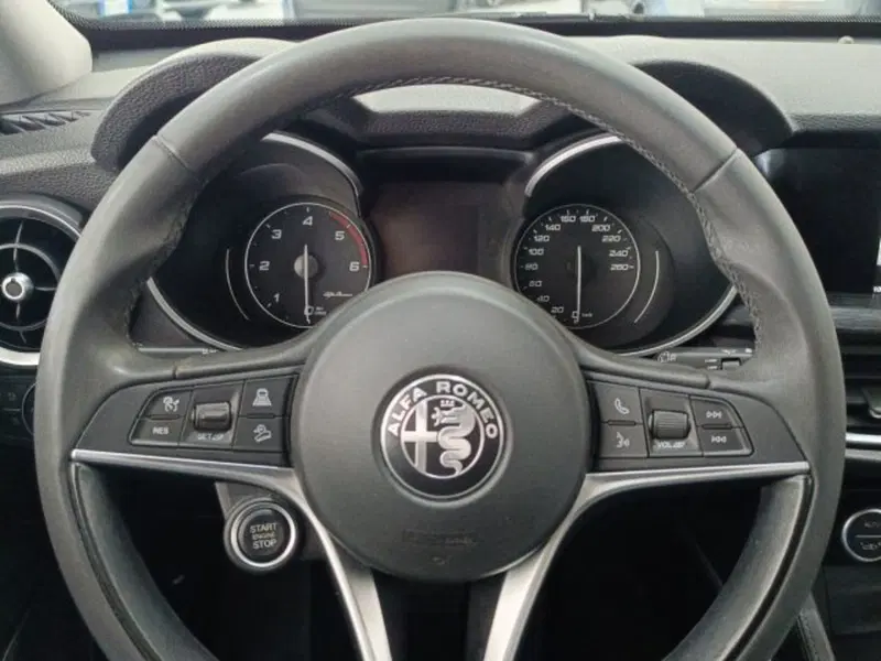 Alfa Romeo Stelvio usata a Catania (18)