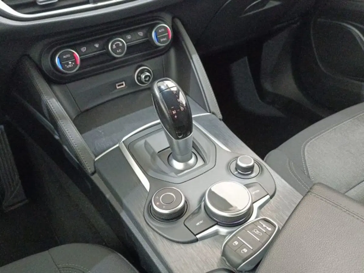 Alfa Romeo Stelvio usata a Catania (8)