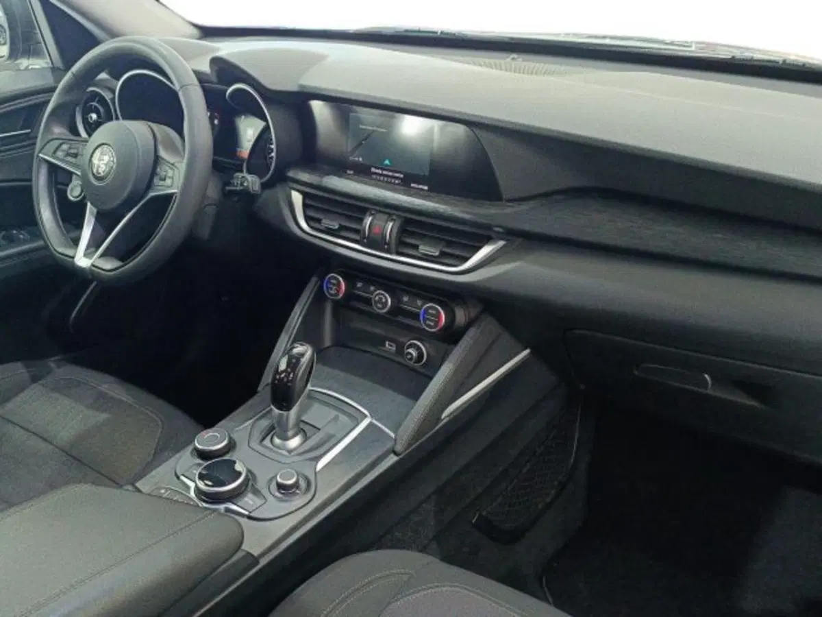 Alfa Romeo Stelvio usata a Catania (9)