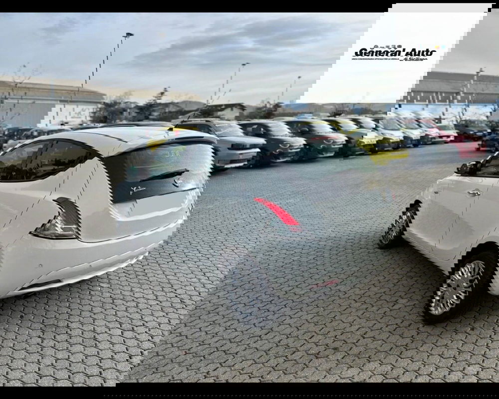 Lancia Ypsilon usata a Lucca (4)