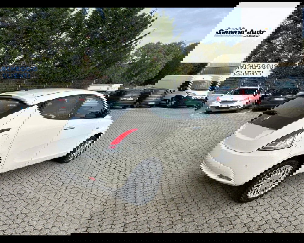 Lancia Ypsilon usata a Lucca (6)